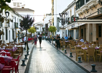 Denuncian a un hombre en Estepona tras amenazar con una navaja a los clientes de una terraza