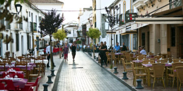 Denuncian a un hombre en Estepona tras amenazar con una navaja a los clientes de una terraza