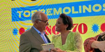 Torremolinos rinde homenaje a los ‘Pioneros del Comercio’ de los años 70