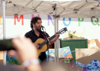 El Kanka emociona con un concierto sorpresa a los niños de los Asperones