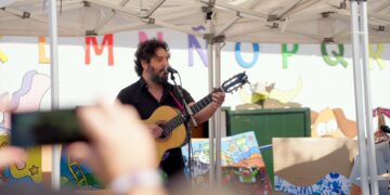 El Kanka emociona con un concierto sorpresa a los niños de los Asperones