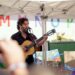 El Kanka emociona con un concierto sorpresa a los niños de los Asperones