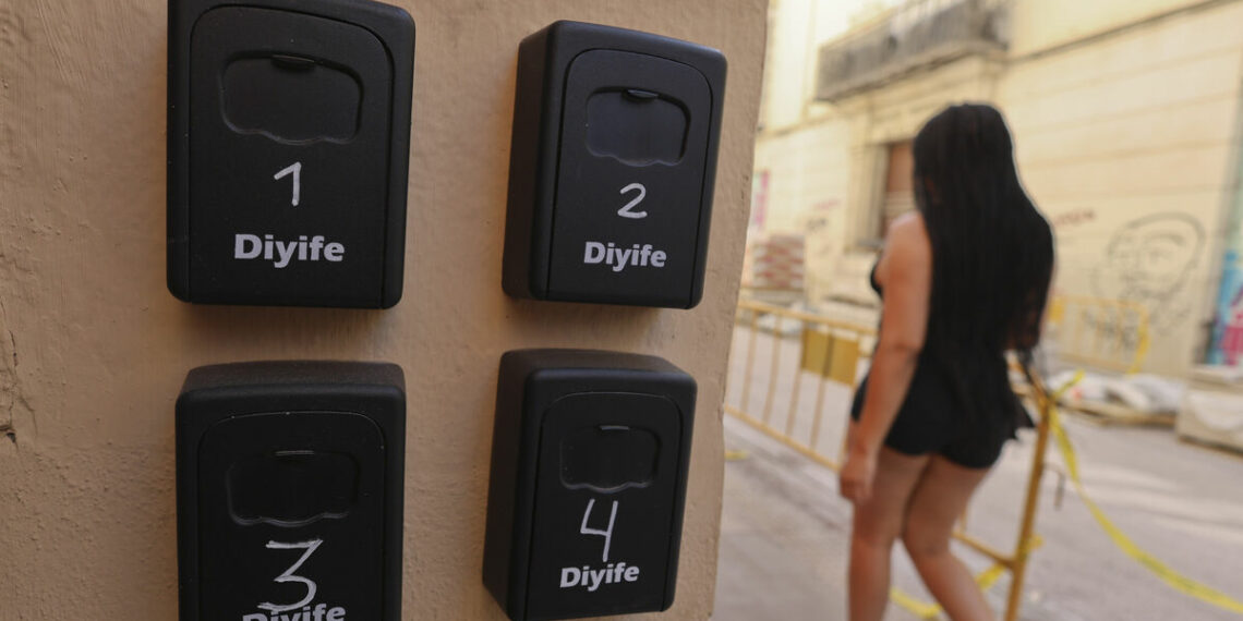 Consumo abre una investigación para perseguir la publicidad de viviendas turísticas sin licencia