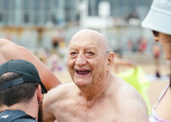 El emotivo viaje de los mayores de una residencia para conocer por primera vez el mar