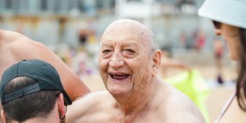 El emotivo viaje de los mayores de una residencia para conocer por primera vez el mar