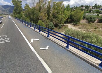 Muere un hombre tras caer su turismo por un puente de la AP-7 en Mijas