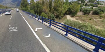 Muere un hombre tras caer su turismo por un puente de la AP-7 en Mijas