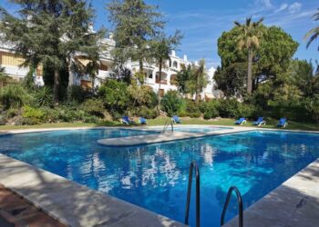 Rescatan a un niño de 2 años de una piscina de Marbella con síntomas de ahogamiento