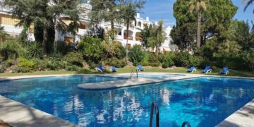 Rescatan a un niño de 2 años de una piscina de Marbella con síntomas de ahogamiento
