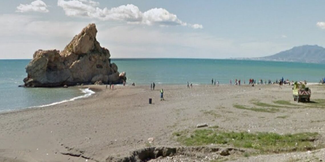 Muere un joven de 32 años tras lanzarse desde una roca en la playa Peñón del Cuervo