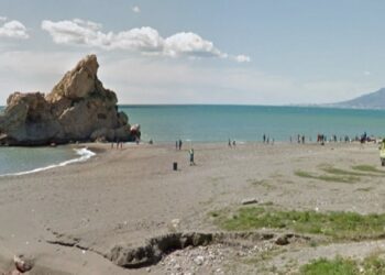 Muere un joven de 32 años tras lanzarse desde una roca en la playa Peñón del Cuervo