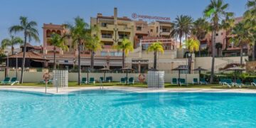 Ingresado en UCI un menor de diez años tras ser rescatado en una piscina en Manilva