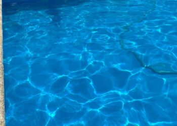 Ingresado en UCI un menor de diez años tras ser rescatado en una piscina en Manilva