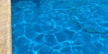 Ingresado en UCI un menor de diez años tras ser rescatado en una piscina en Manilva