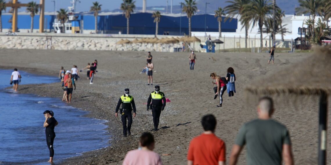 Denunciadas cinco personas por venta no autorizada de mojitos en la playa de Málaga