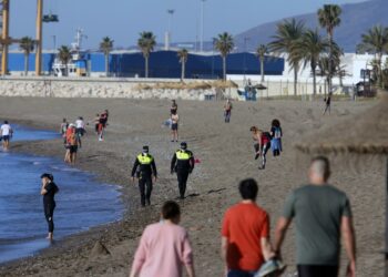 Denunciadas cinco personas por venta no autorizada de mojitos en la playa de Málaga
