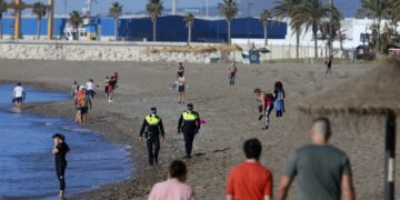 Denunciadas cinco personas por venta no autorizada de mojitos en la playa de Málaga