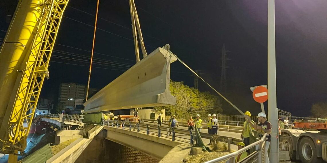 Fuengirola avanza en la colocación de nuevas pasarelas peatonales sobre la A7