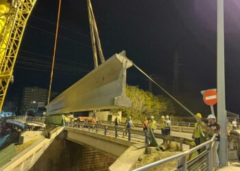 Fuengirola avanza en la colocación de nuevas pasarelas peatonales sobre la A7