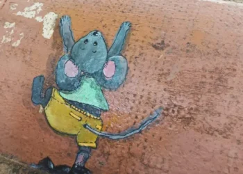 Una mujer jubilada llena las fachadas de su pueblo de ratoncitos Pérez