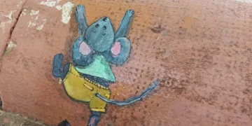 Una mujer jubilada llena las fachadas de su pueblo de ratoncitos Pérez