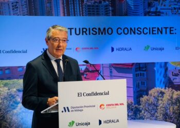 Salado subraya que no hay inversión más progresista y sostenible que el tren litoral y alerta de los peligros de la turismofobia