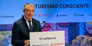 Salado subraya que no hay inversión más progresista y sostenible que el tren litoral y alerta de los peligros de la turismofobia