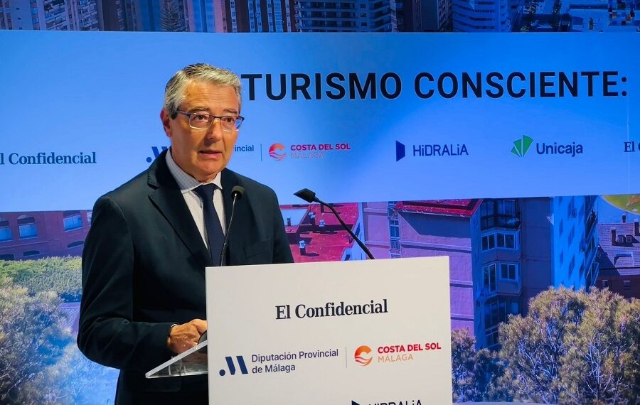Salado subraya que no hay inversión más progresista y sostenible que el tren litoral y alerta de los peligros de la turismofobia