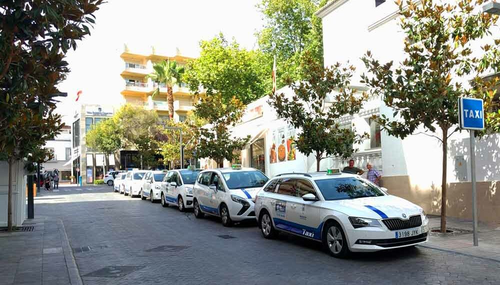 Dos pasajeros agreden con un cúter a un taxista de Marbella