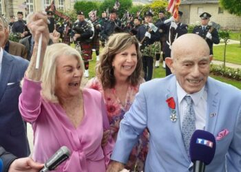Un veterano de 100 años se casa con su novia de 96 en Normandía