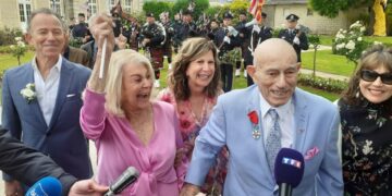Un veterano de 100 años se casa con su novia de 96 en Normandía