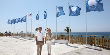 Marbella iza sus banderas azules y los distintivos ‘Q de Calidad’