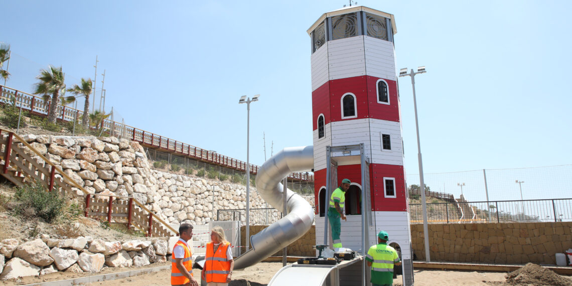 Instalan un nuevo área de juegos infantil en el parque del Mediterráneo de Marbella