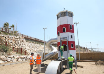 Instalan un nuevo área de juegos infantil en el parque del Mediterráneo de Marbella
