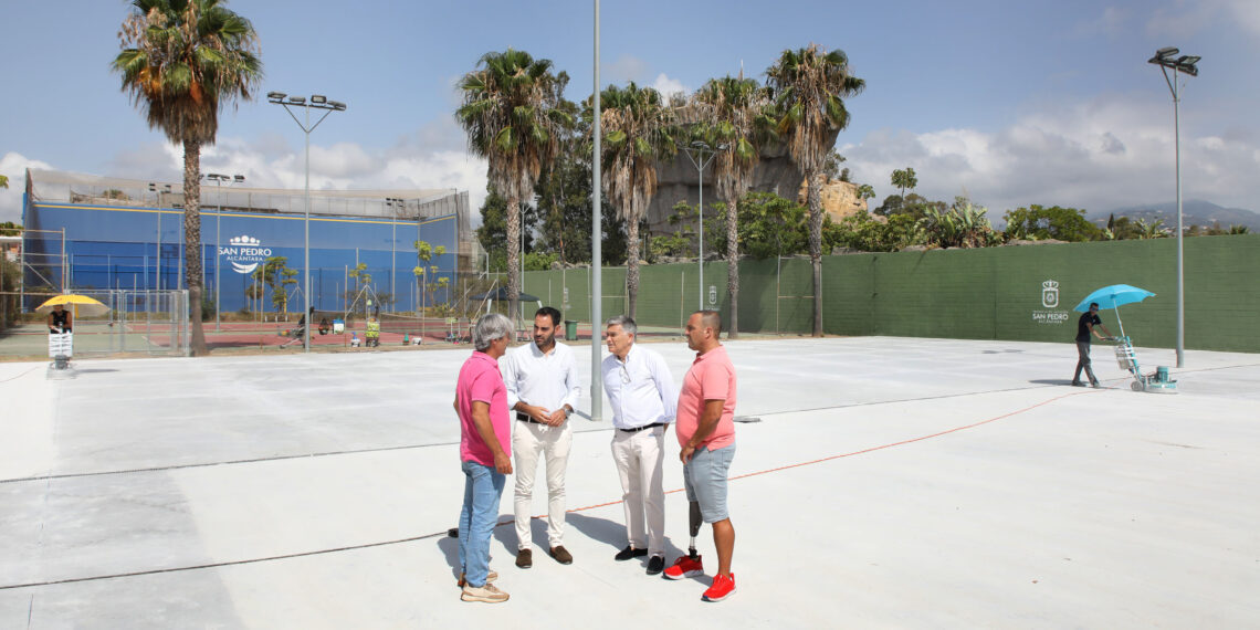 El Ayuntamiento acomete la remodelación de las pistas de tenis del Palacio de Deportes Elena Benítez de San Pedro Alcántara