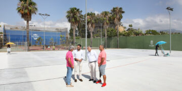 El Ayuntamiento acomete la remodelación de las pistas de tenis del Palacio de Deportes Elena Benítez de San Pedro Alcántara