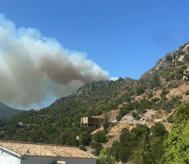 Comienzan los primeros desalojos a causa del incendio en la Sierra Crestellina de Casares