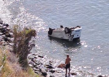 Un coche se precipita por un acantilado en la zona de Torremuelle, en Benalmádena