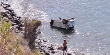 Un coche se precipita por un acantilado en la zona de Torremuelle, en Benalmádena