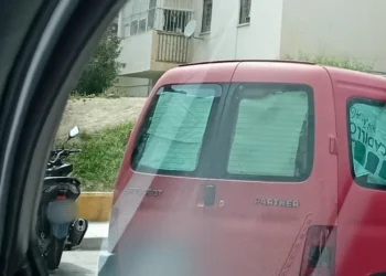 Encuentran una niña de 3 años en situación de riesgo durmiendo en una furgoneta en Málaga