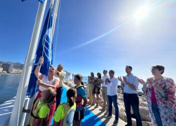 Fuengirola renueva la excelencia de sus playas con la izada de las Banderas Azules en el 100% del litoral