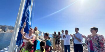 Fuengirola renueva la excelencia de sus playas con la izada de las Banderas Azules en el 100% del litoral
