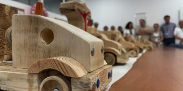 El Hospital Clínico de Málaga recibe medio centenar de juguetes de madera realizados de forma artesanal por un paciente en tratamiento