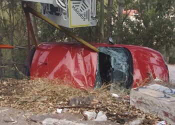 Herido el conductor de un vehículo tras salirse de una curva y volcar en una zona de desnivel en Málaga