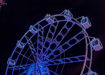 Estepona incorpora a su oferta de ocio una noria panorámica de 40 metros de altura