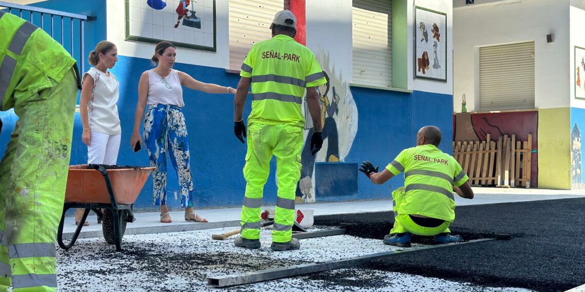 El Ayuntamiento de Fuengirola renueva el pavimento de la zona exterior del colegio El Tejar de Fuengirola