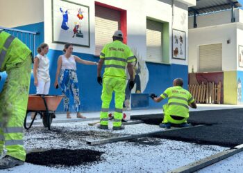 El Ayuntamiento de Fuengirola renueva el pavimento de la zona exterior del colegio El Tejar de Fuengirola