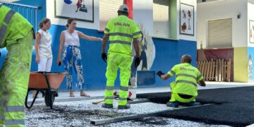 El Ayuntamiento de Fuengirola renueva el pavimento de la zona exterior del colegio El Tejar de Fuengirola
