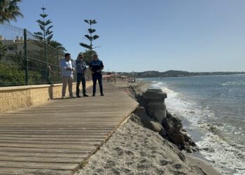 El Ayuntamiento de Mijas corta la Senda Litoral a su paso por la playa de El Bombo por motivos de seguridad