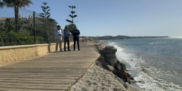 El Ayuntamiento de Mijas corta la Senda Litoral a su paso por la playa de El Bombo por motivos de seguridad